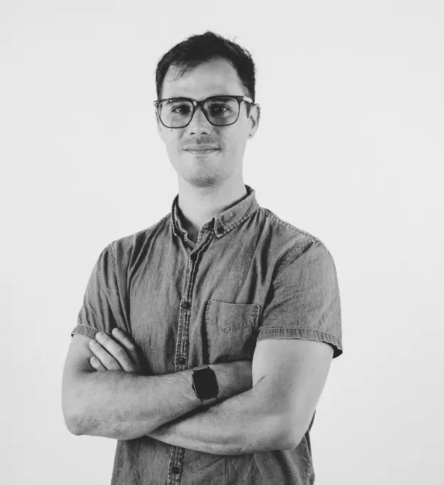 Ricardo Díaz, consultor SEO en Zaragoza, con brazos cruzados